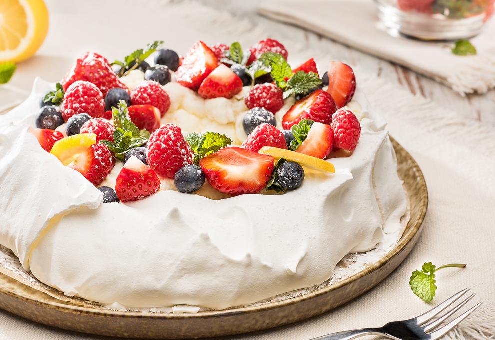 Pavlova mit Buttermilch-Zitronencreme