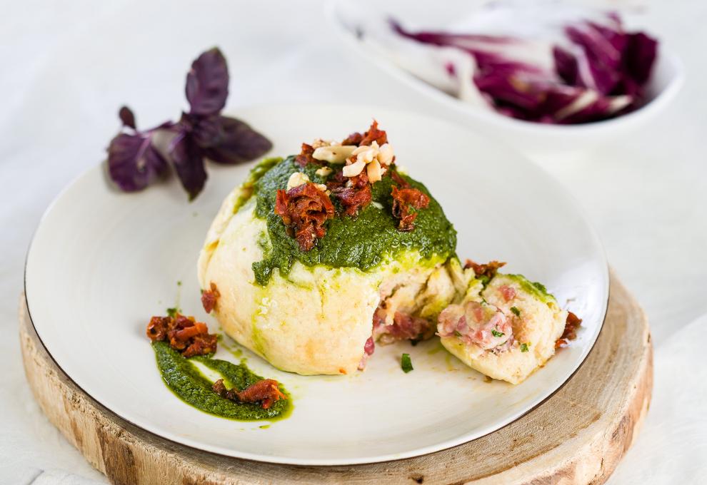 Pikanter Germknödel mit Salsiccia-Fülle und Salsa verde