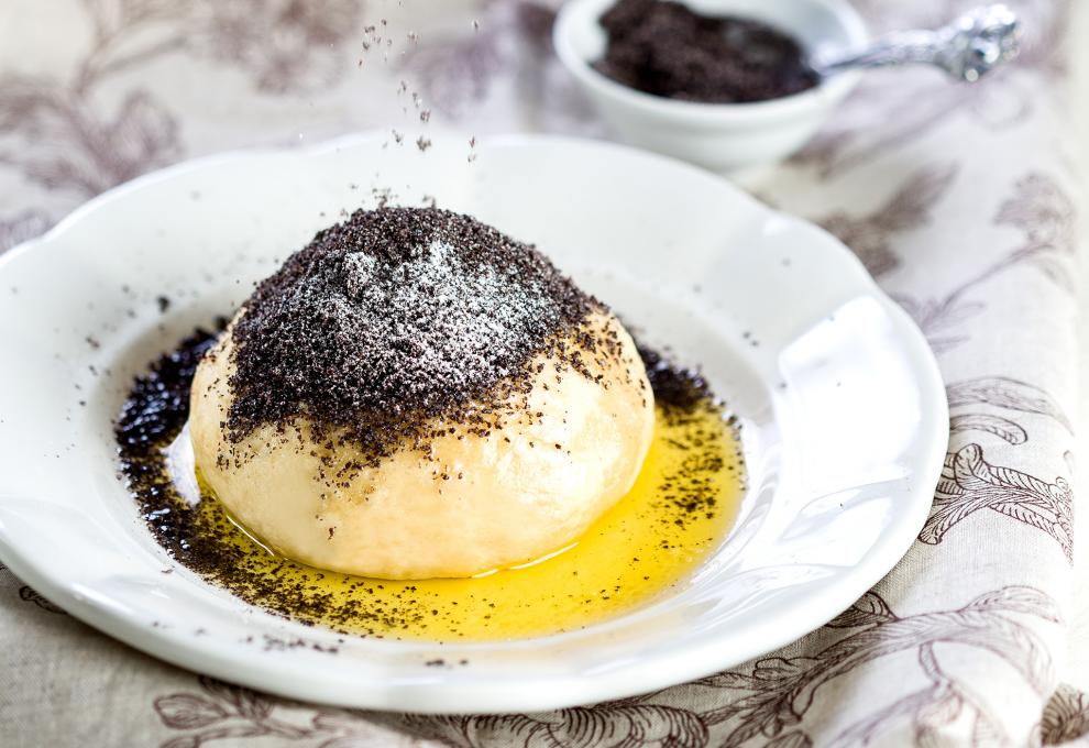 Klassischer Germknödel mit Powidlfülle und Mohn