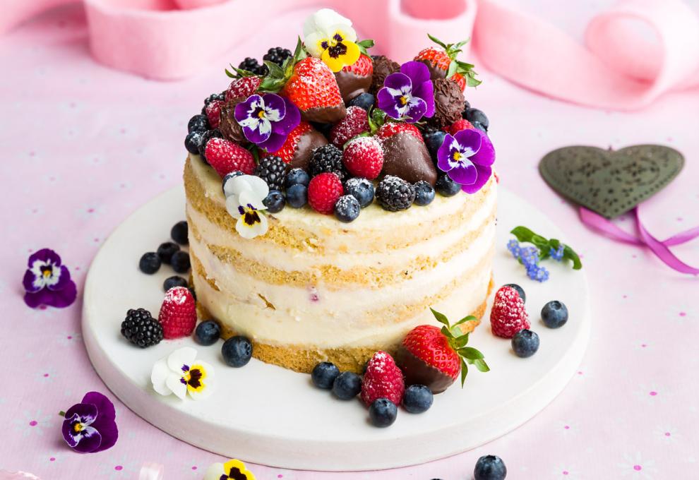 Muttertagstorte mit Buttercreme, Früchten und Blüten