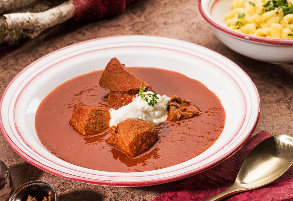 Rahmgulasch vom Reh mit weihnachtlichen Gewürzen und Eiernockerln