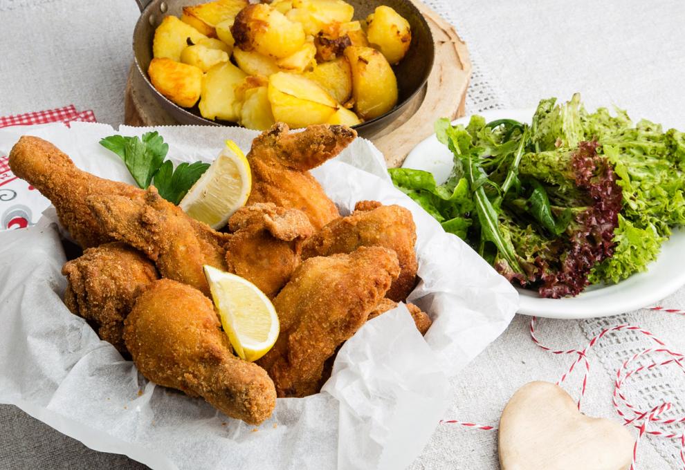 Backhendl mit Braterdäpfeln und Salat