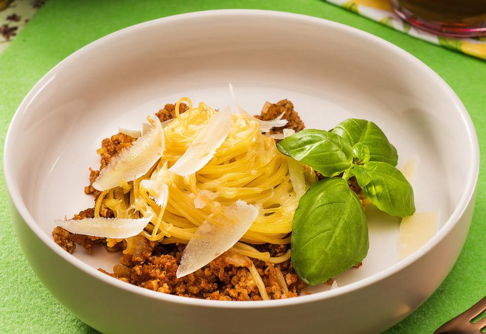 Nudelnest auf Sauce bolognese