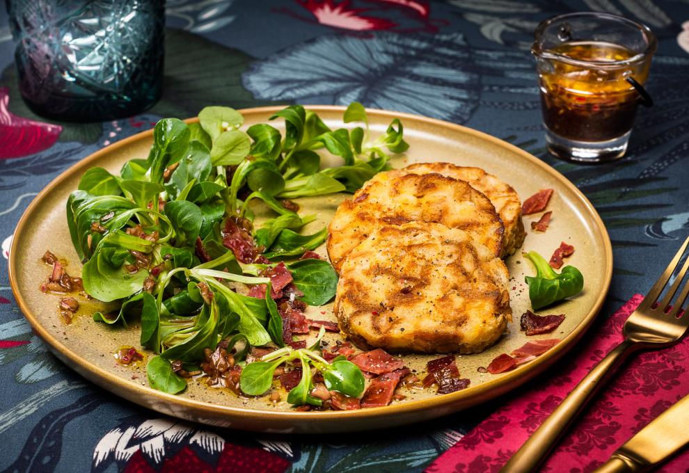 Serviettenknödel auf Vogerlsalat