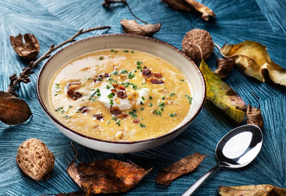 Winterliche Gemüsesuppe mit Walnusstopping