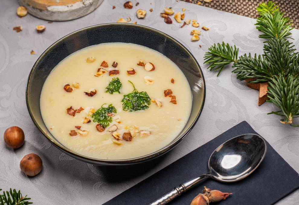 Weiße Rübensuppe mit gerösteten Haselnüssen