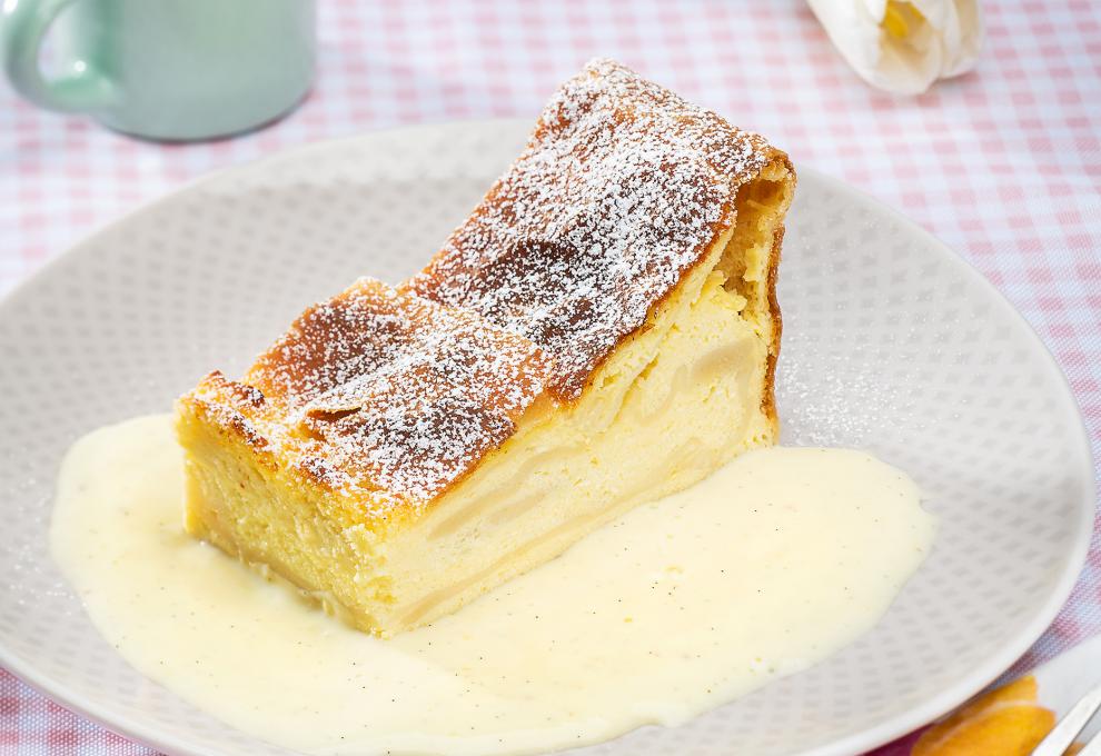 Topfenstrudel mit Osterbrot und Vanillesauce