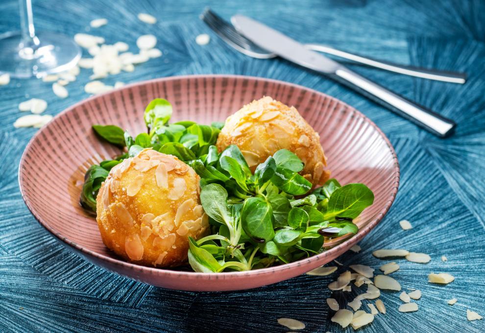 Erdäpfelknödel in Mandelkruste