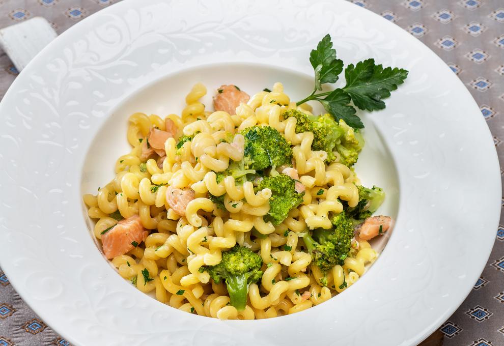 One-Pot-Pasta mit Lachs und Brokkoli