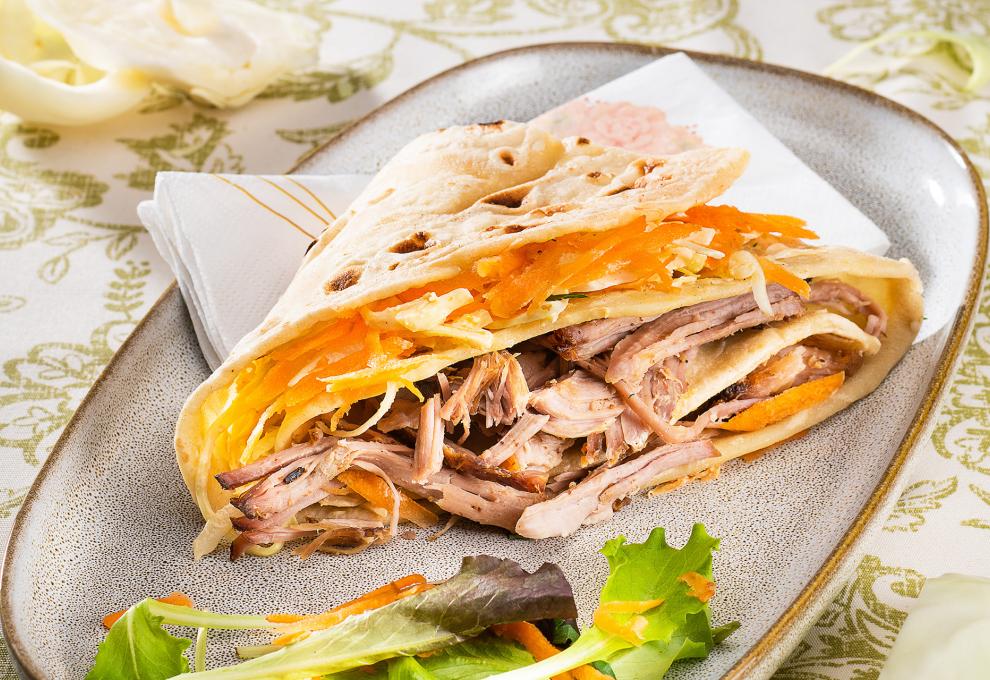 Tortilla mit Pulled Pork und Krautsalat