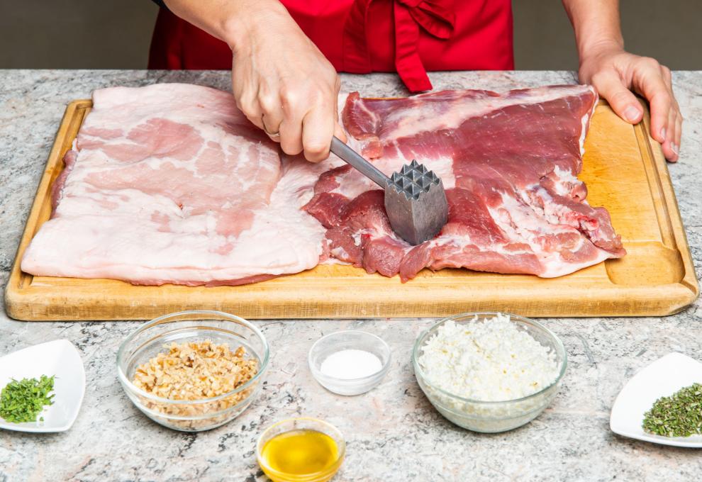 Fleisch für den Rollbraten klopfen