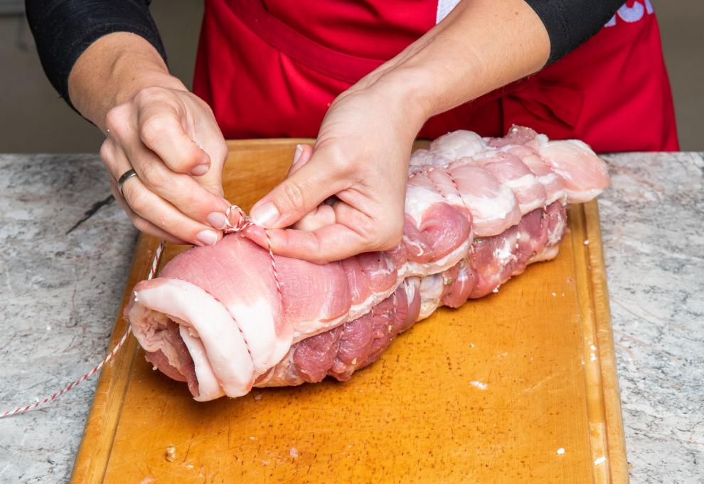 Rollbraten mit Küchengarn binden und Garn verknüpfen