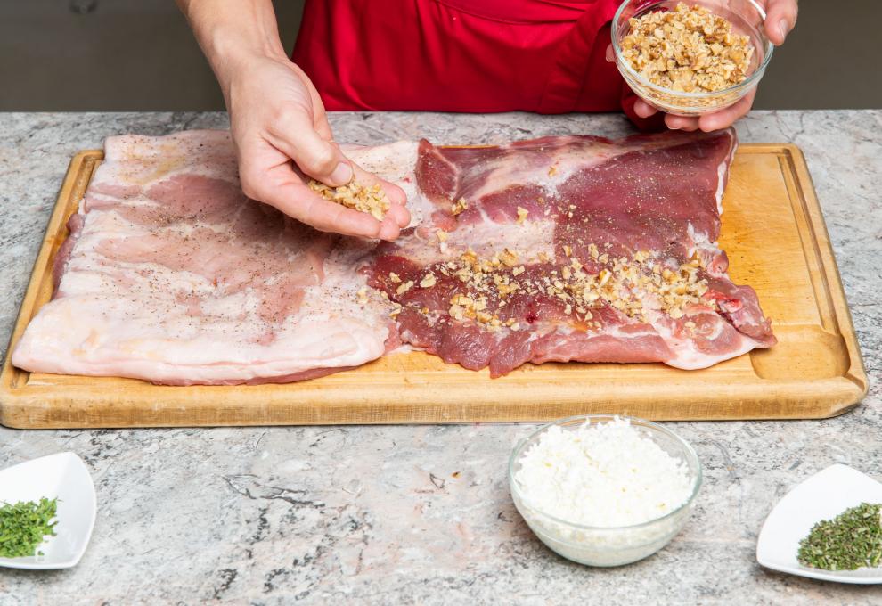 Rollbraten mit Nüssen bestreuen 