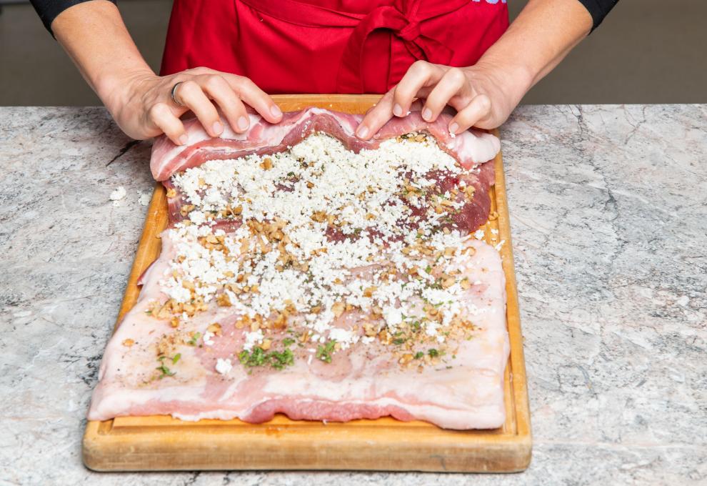 Rollbraten mit Fülle einrollen 