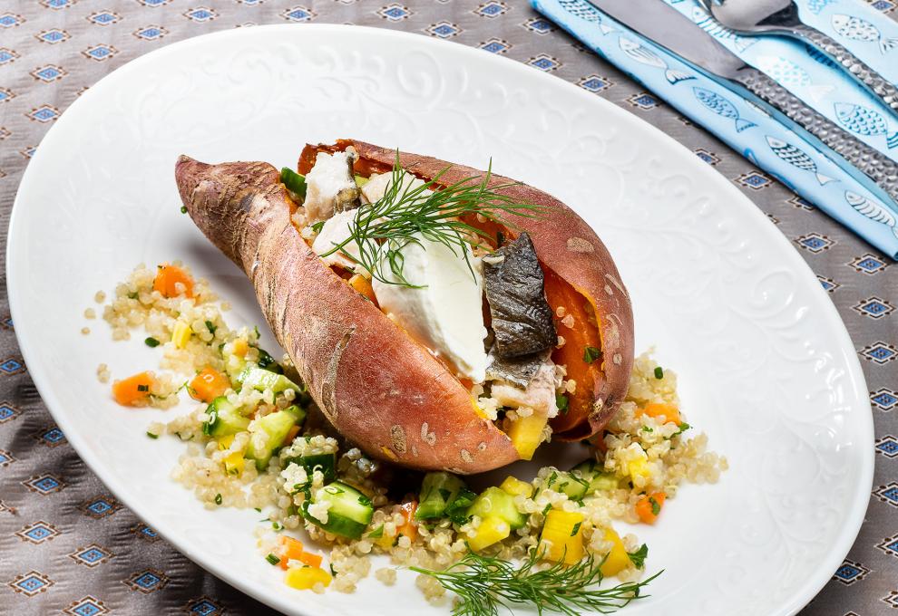 Süßkartoffeln mit Forellen-Quinoa-Gemüse-Fülle