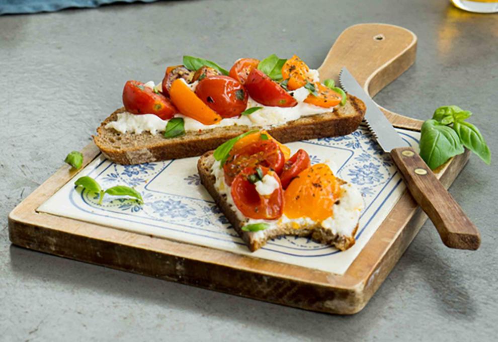 Ofengeröstete Honigparadeiser auf Röstbrot mit Mozzarella 