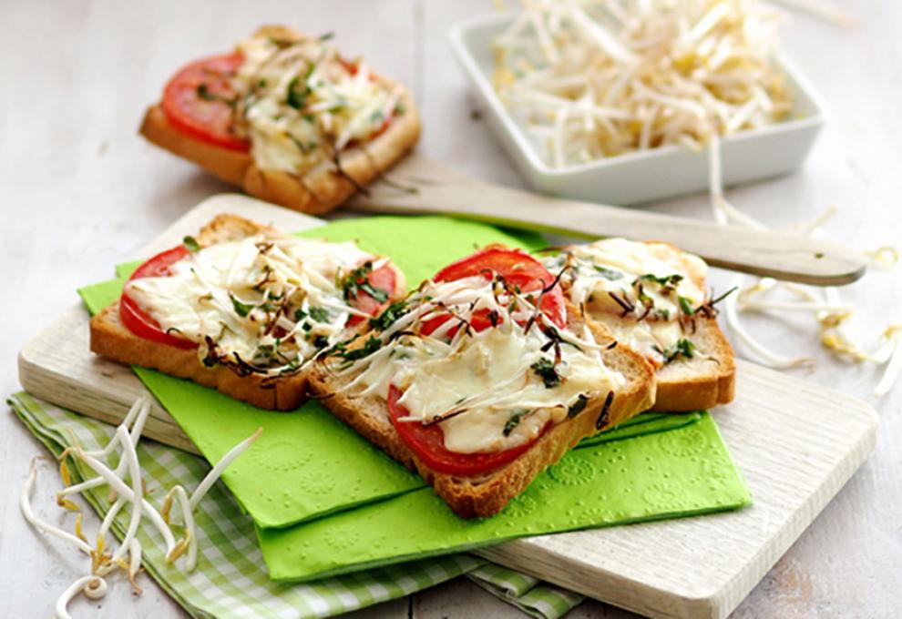 Paradeisertoast mit Bohnenkeimlingen und Käse