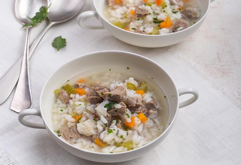 Reissuppe mit Rindfleisch und Gemüse