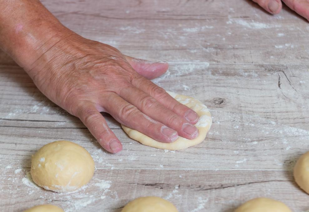 Die Kugeln flach drücken