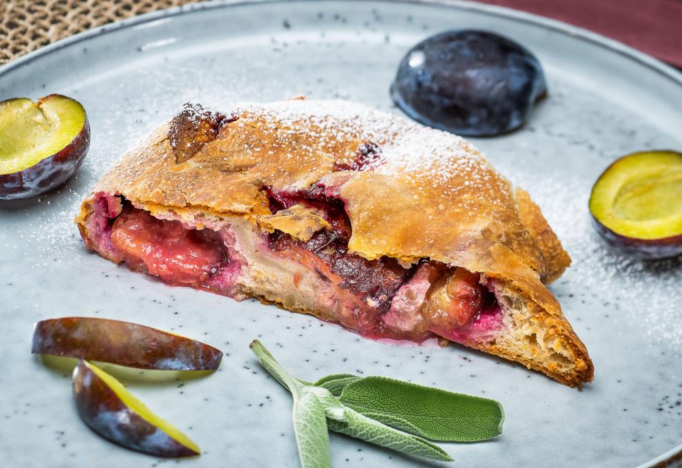 Zwetschkenstrudel mit Topfen und Walnüssen