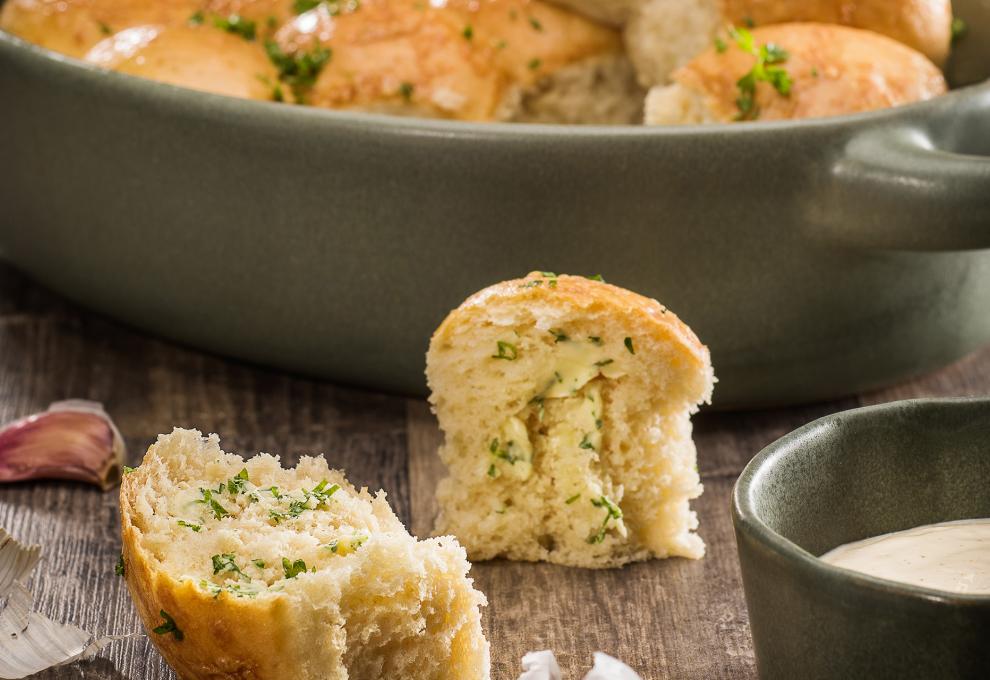 Kräuter-Knoblauch-Buchteln mit Aioli