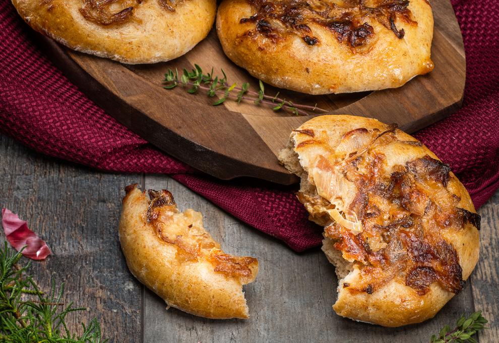 Mini-Pizza mit Sauerrahmzwiebeln