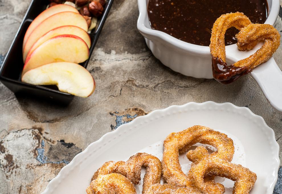 Schokoladenfondue mit Brandteigherzen