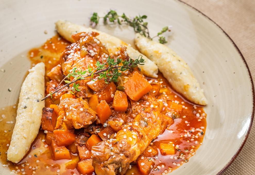 Wildkanincheneintopf mit Hanfschupfnudeln
