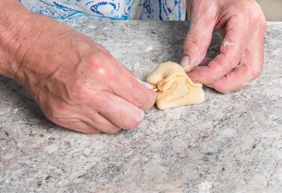 Zamglegte Knödel mit Zahnstochern fixieren