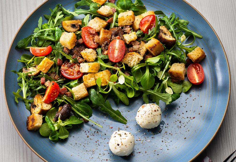 Brotsalat mit Pilzen und Speck