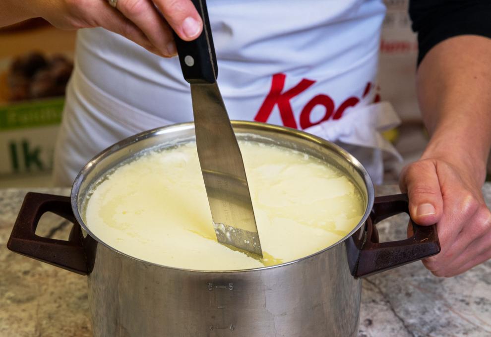 Masse für selbstgemachten Topfen schneiden