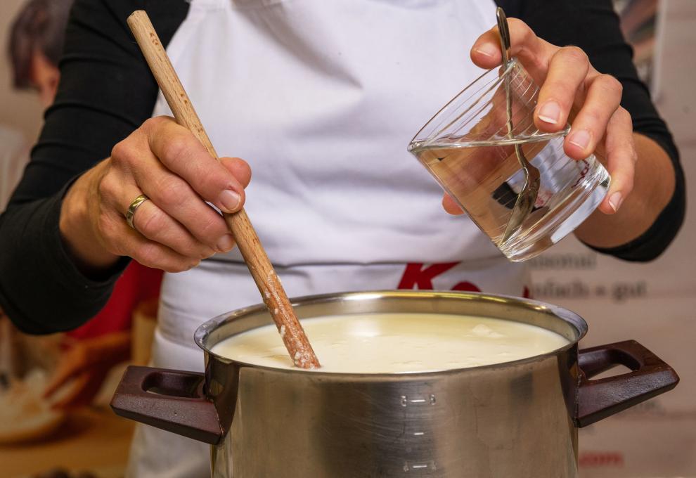 Lab in Wasser in die Milch eingießen