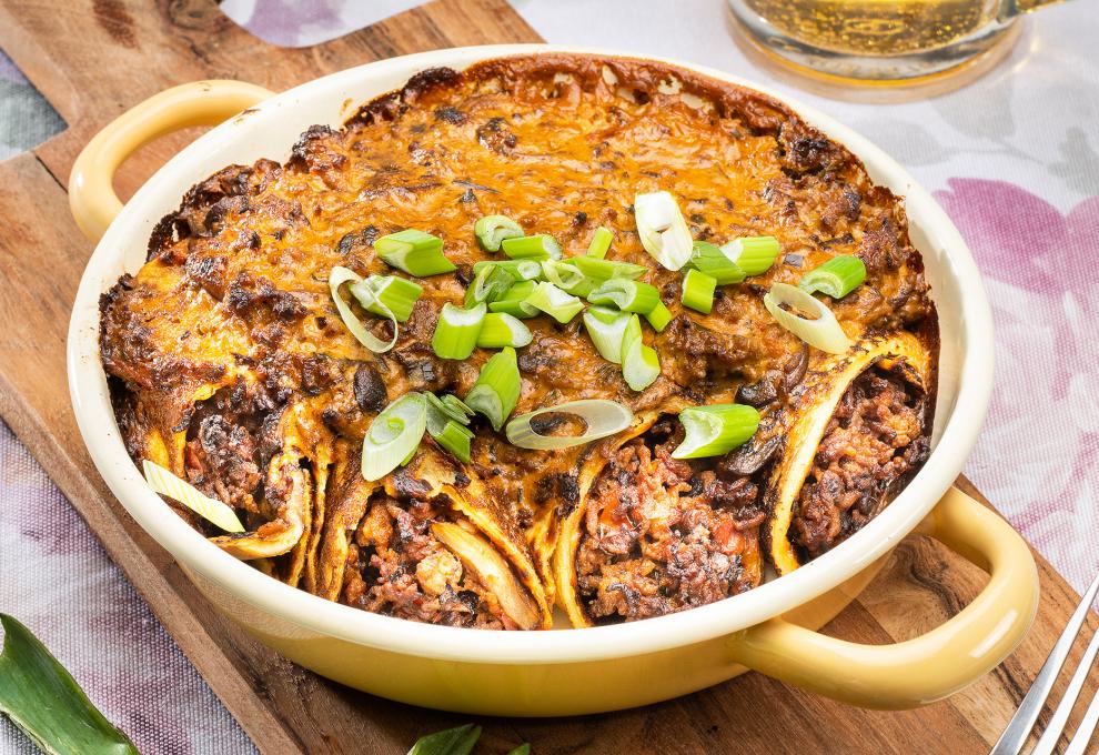 Erdäpfelpalatschinken mit Jungzwiebel-Hackfleisch-Fülle