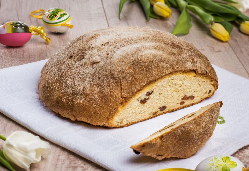 Osterbrot mit Mandeln und Sultaninen