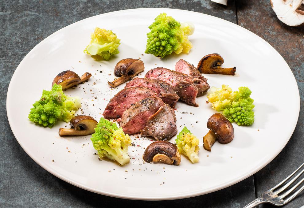 Rehfilet sous vide mit Romanesco und Pilzen