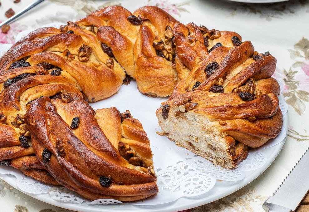 Kranzkuchen mit Walnüssen und Rosinen