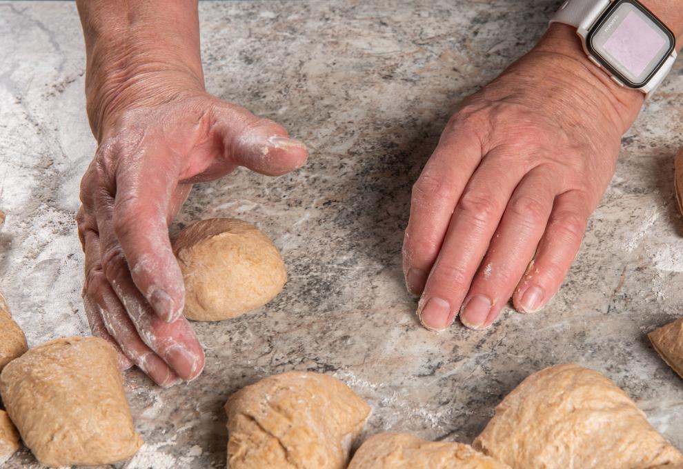 Teig für Dinkelherzen zu Kugeln schleifen