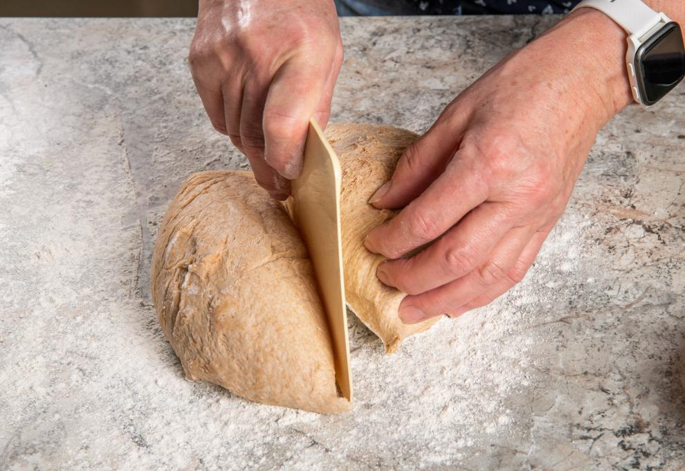 Teig in 60 g schwere Stücke teilen