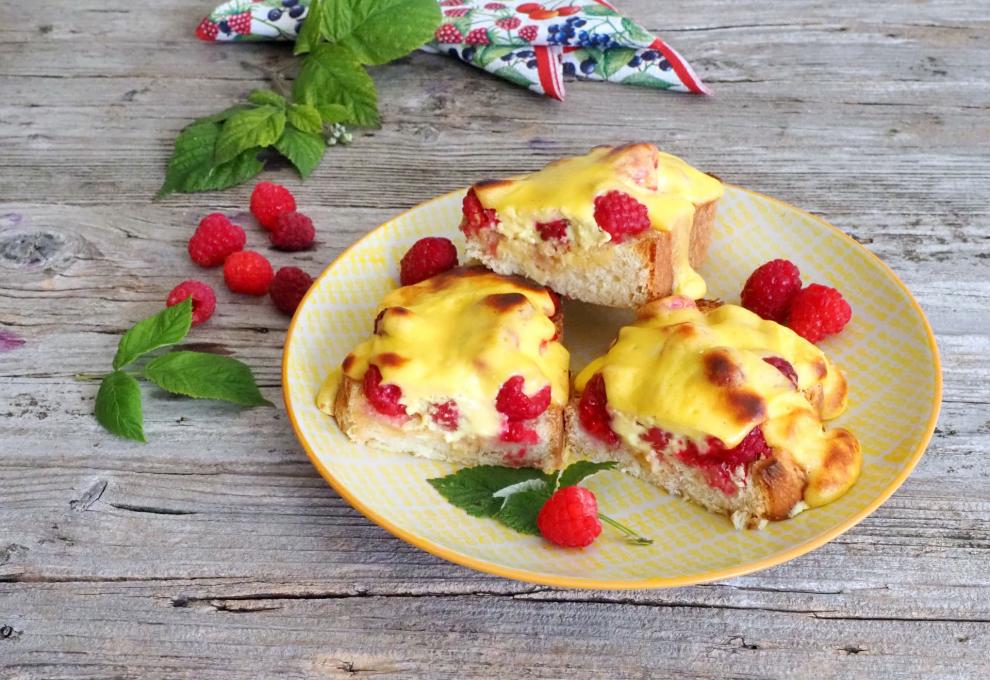 Briochetoast mit Topfen und Himbeeren