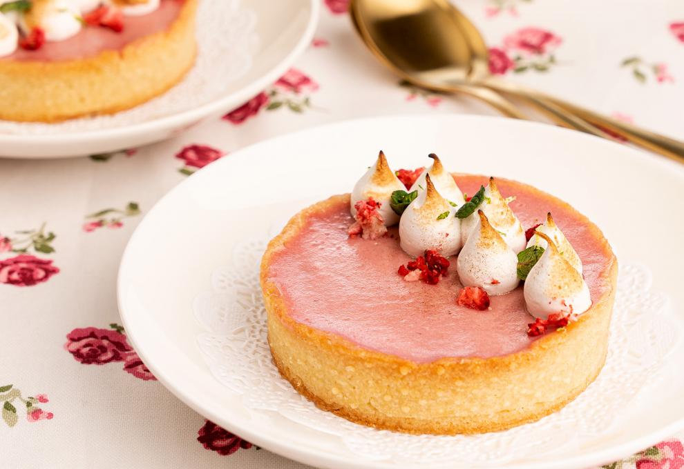 Erdbeertartelettes mit Limetten-Minz-Baiser