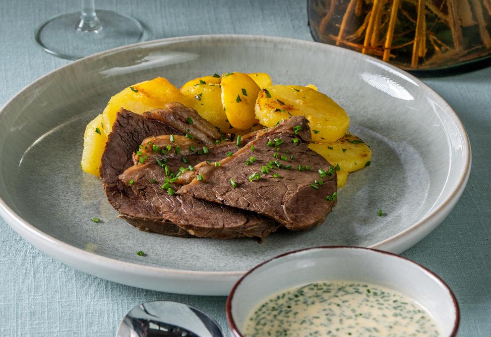 Gekochtes Rindfleisch mit Rösterdäpfeln und Schnittlauchsauce