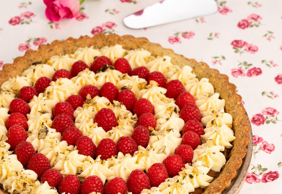 Kürbiskerntarte mit weißer Schokolade und Himbeeren