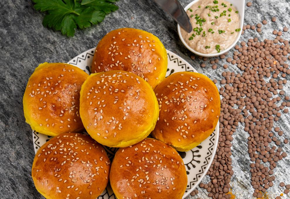 Kurkumalaibchen mit Linsenaufstrich