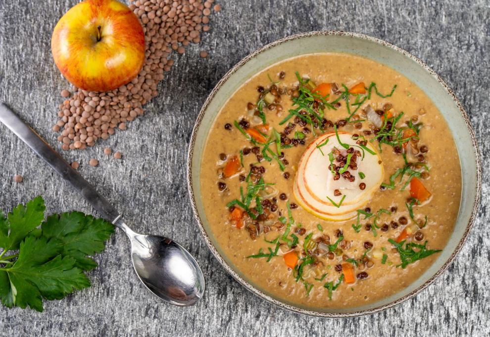 Linsensuppe mit Apfel und Räucherforelle