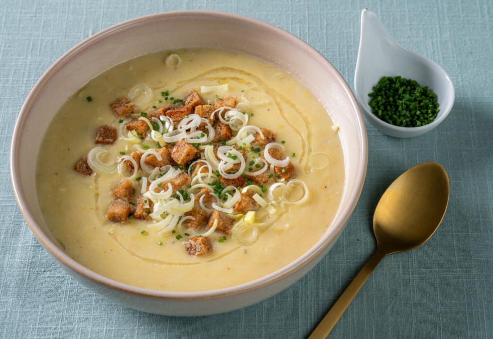 Polenta-Porree-Suppe mit Schwarzbrotwürfeln