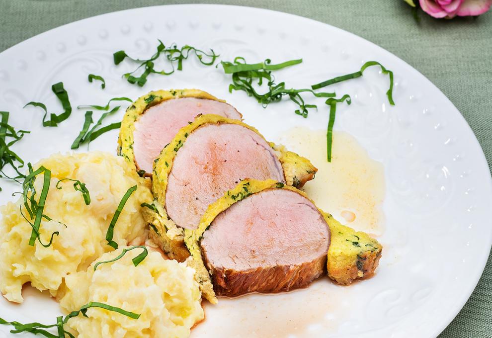 Schweinefilet mit Bärlauchkruste und Erdäpfel-Petersilwurzel-Püree