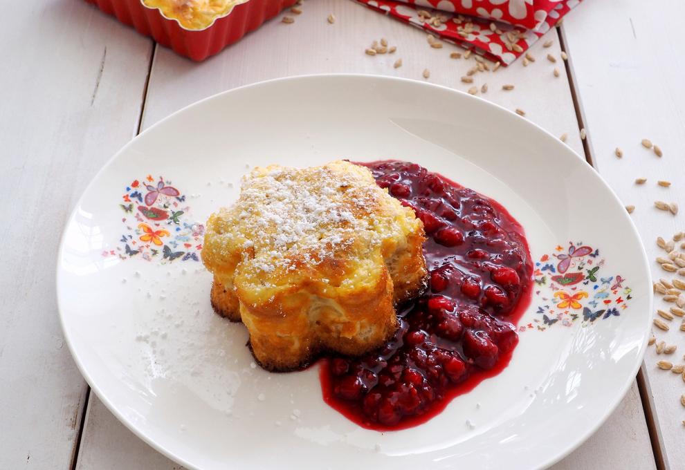 Einkornauflauf mit Beerensauce