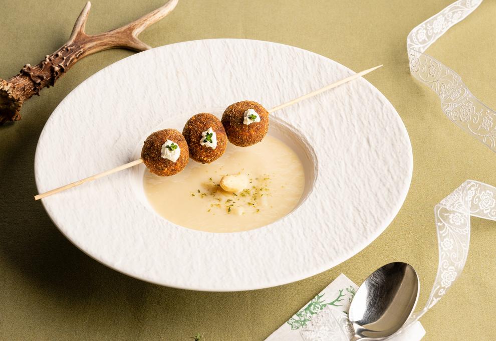 Spargelsuppe mit Erdäpfel-Rehleber-Knödeln