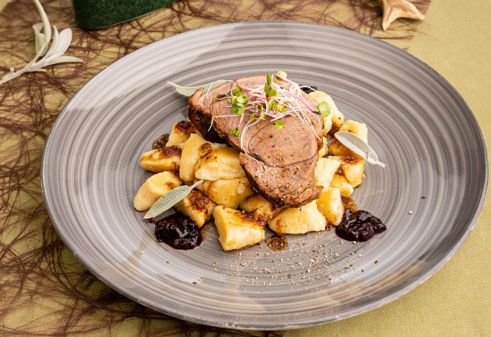 Geschmorter Braten vom Maibockschlögel mit Salbeignocchi