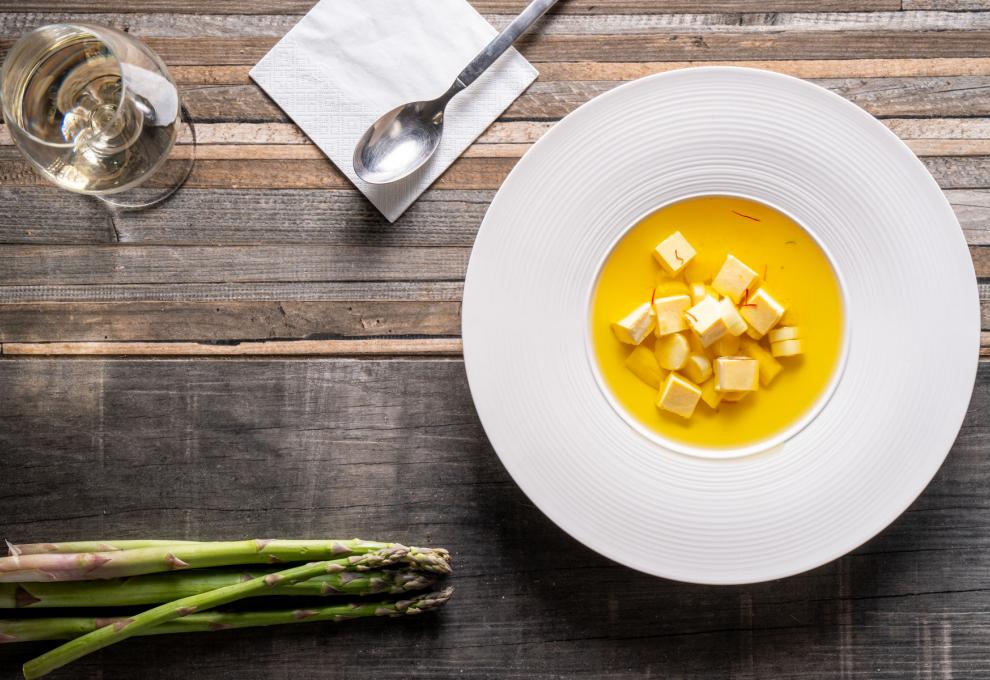Klare Safran-Spargelsuppe mit Eistich
